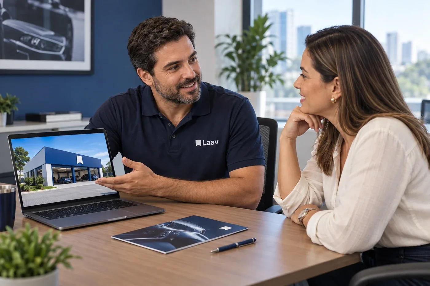 Cena ilustrativa de um consultor Laav conversando com um candidato a franqueado, com uma apresentação da franquia sobre a mesa.